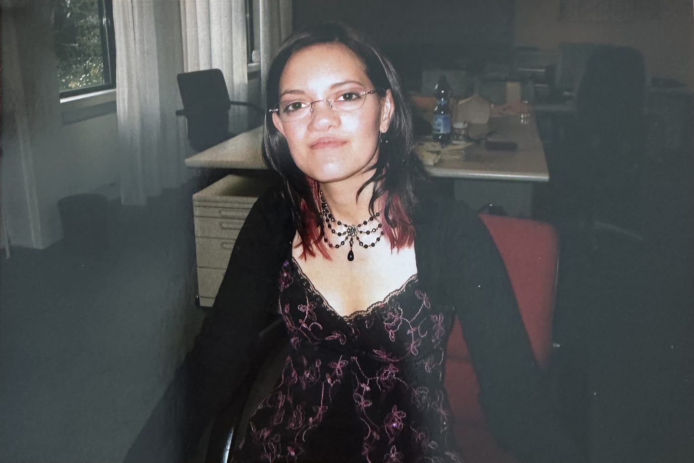 Junge Lisa zu Beginn ihrer Ausbildung im Büro