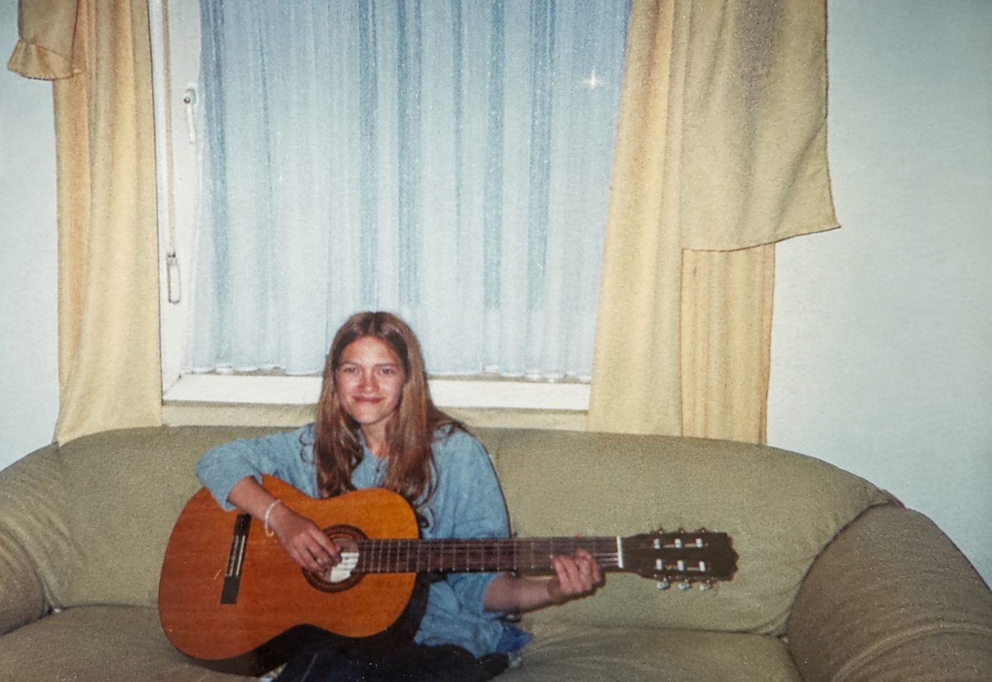Junge Lisa mit Gitarre
