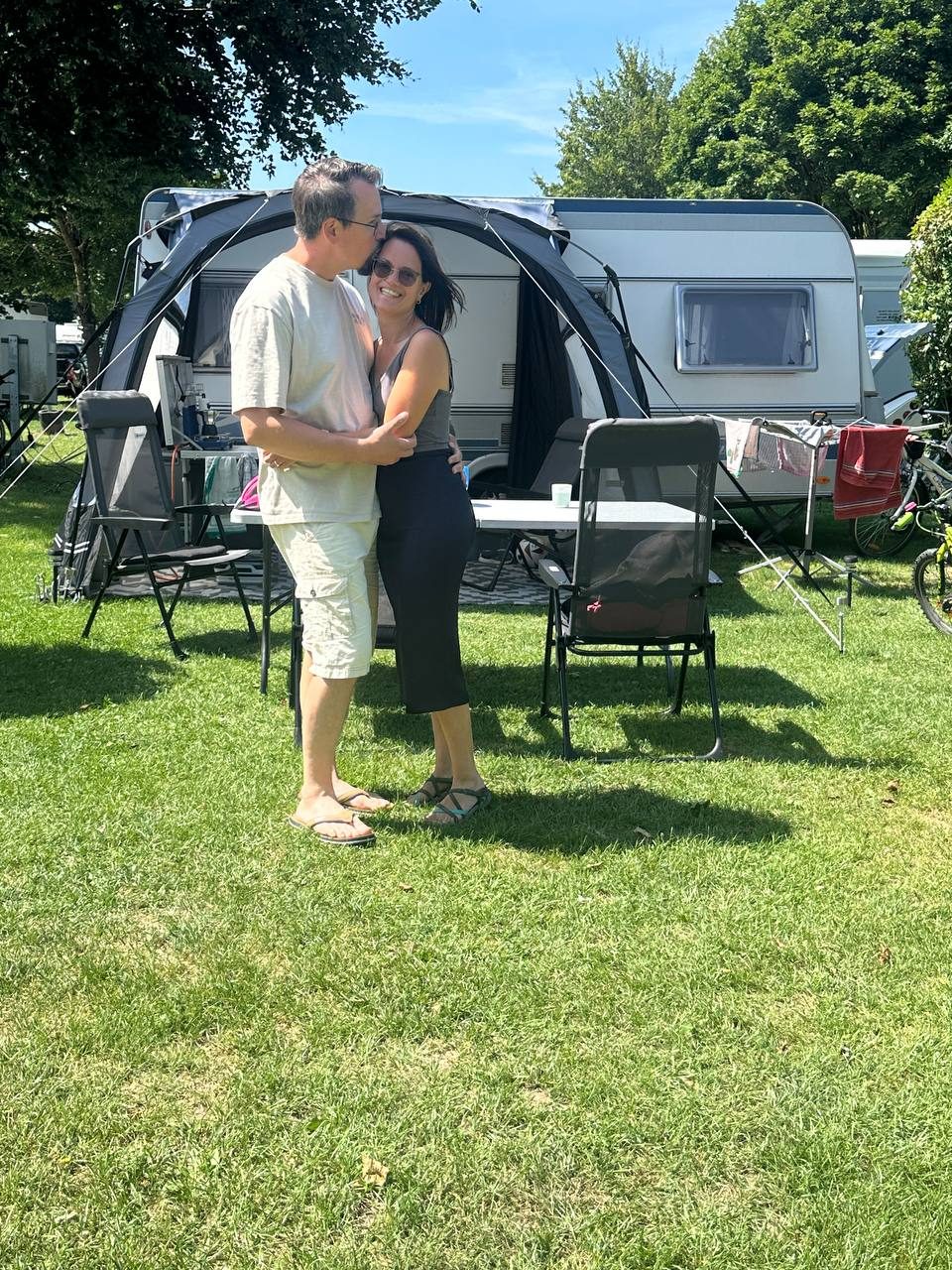 Lisa und ihr Mann eng umarmt