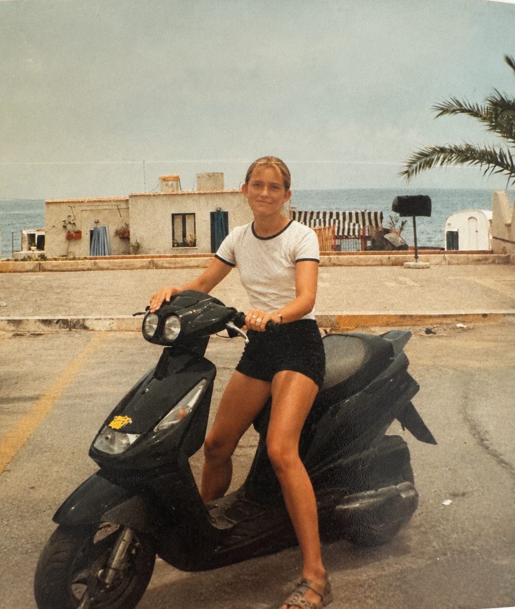 Junge Lisa auf Sizilien – Roller, Palmen und Meer