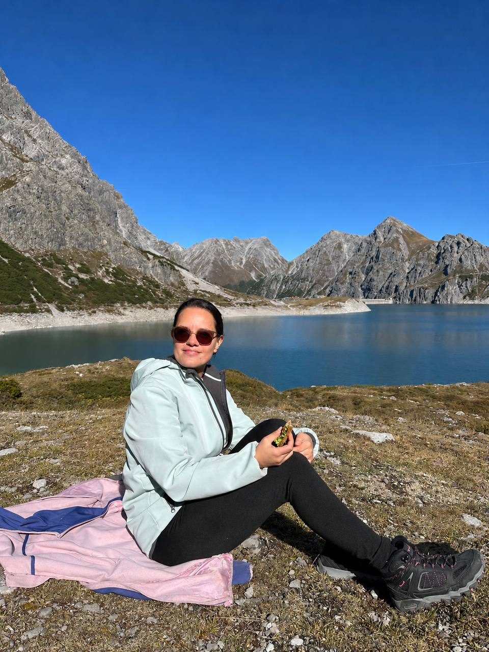 Lisa allein am Bergsee, Blick in die Weite